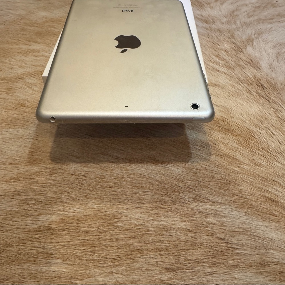 Apple iPad Mini2 64K wi-fi in White - Compact Tablet - Picture 7 of 8